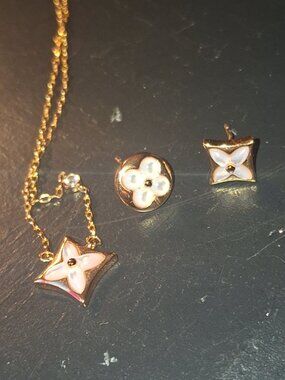 Louie Vuitton Necklace 18k